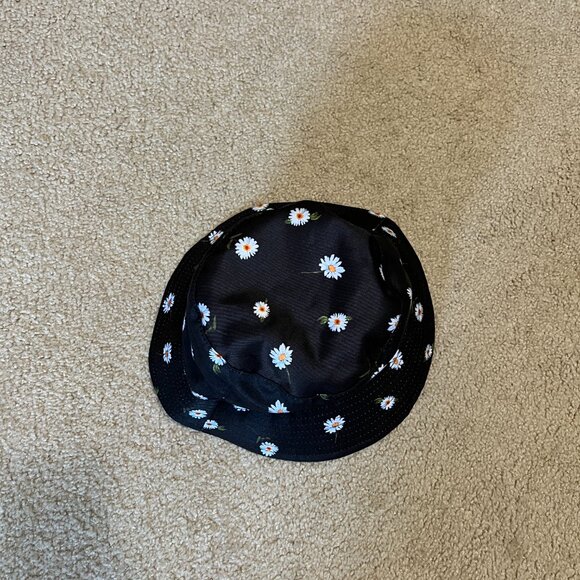 Alice + Olivia Daisy Reversible Bucket Hat (AO x Fabfitfun) - Picture 2 of 4